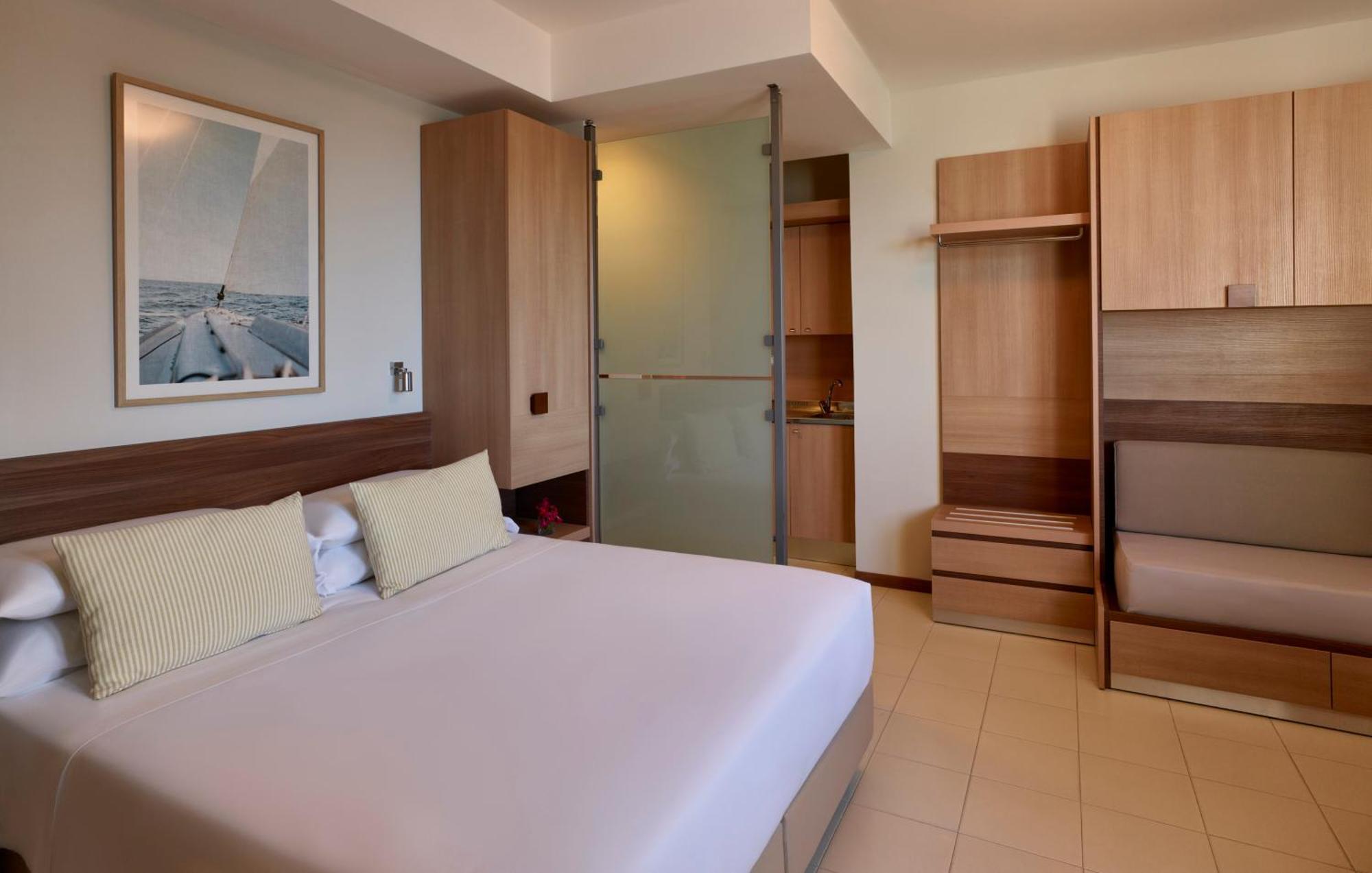 Serena Majestic Residence Montesilvano Marina Pokoj fotografie